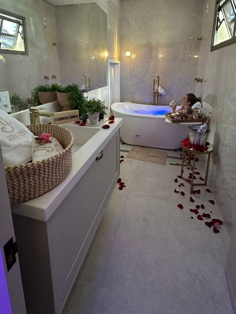 Banheira em ambiente de spa para experiências de relaxamento e autocuidado